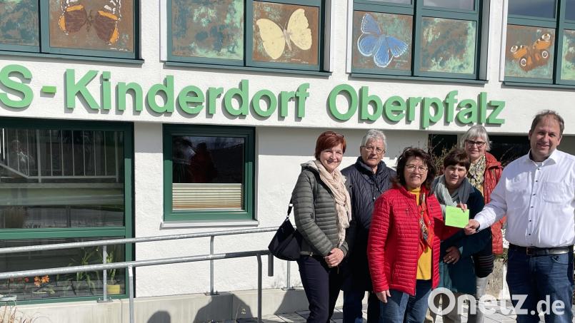 Der Frauenbund Oberköblitz überreichte dem SOS-Kinderdorf Immenreuth eine Spende in Höhe von 400 Euro. Bild: Maria Schlögl/exb
