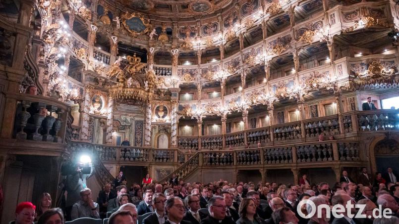 Besucher und Besucherinnen sitzen zur Eröffnung des Opernhaus-Museums im Markgräflichen Opernhaus. Bild: Daniel Vogl/dpa