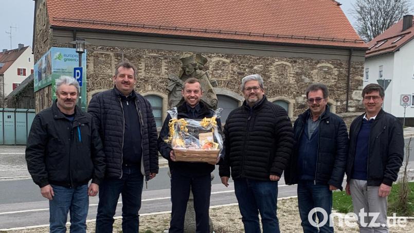 Die VG-Bürgermeister bedankten sich bei PI-Leiter Dominik Höfner für die zwar kurze, aber gute Zusammenarbeit. Im Bild (von links) Josef Fleißer, Reinhard Kreuzer, Dominik Höfner, Geschäftsleiter Matthias Jeitner, Manfred Dirscherl und Gerald Reiter. Bild: Stadt Schönsee/exb