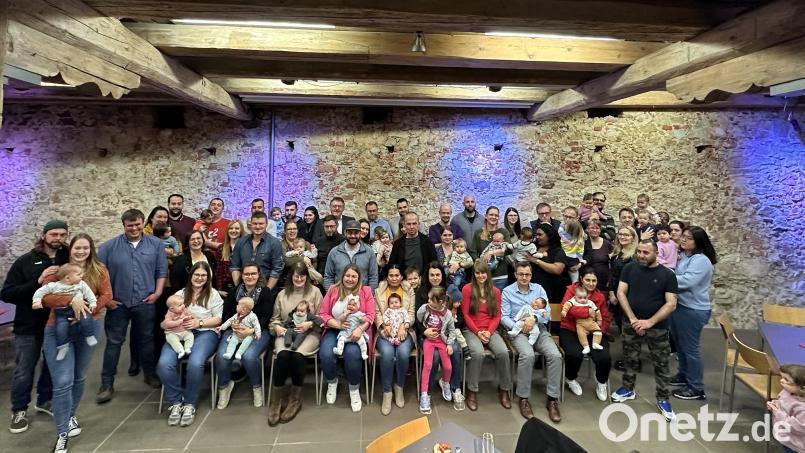 Lachende Gesichter und lautes Babygeschrei war in den alten Gemäuern der Burg Dagestein zu sehen und zu hören. Bürgermeister Hans-Martin Schertl (hinten Mitte) freute es, so viele Neugeborene mit ihren Eltern begrüßen zu dürfen. Bild: Stefanie Gradl