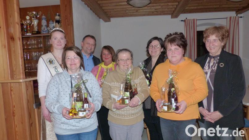 Sabine Beierl, Maria Mautsch, Kerstin Rieder (vorne, von links) sowie Kerstin Keller und Maria Bodensteiner (Vierte und Sechste von links) freuen sich mit Vorsitzender Martina Maier (rechts) und den Ehrengästen über die Auszeichnungen. Ein besonderer Gast war Holunderkönigin Monika Bernhard (links hinten). Bild: sl