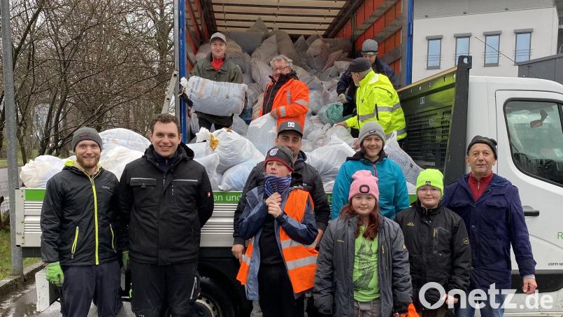 Bei der Frühjahrskleidersammlung half den Kolpingmitglieder diesmal eine Firmgruppe. Bild: David Herrmann/exb