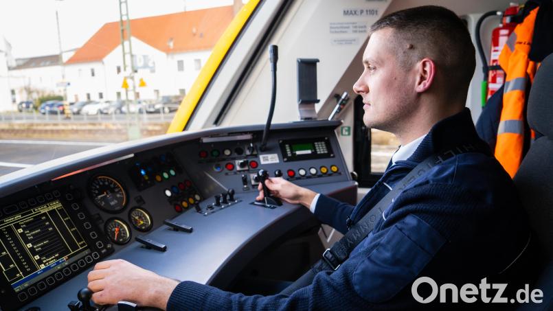 Marko Jovanovic bei seiner Arbeit in der Oberpfalzbahn. Bild: Marina Gube