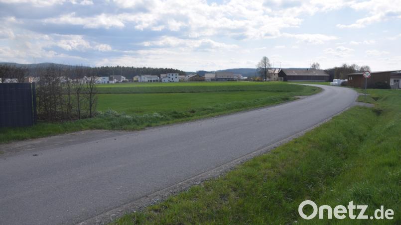 Ab dem Anwesen Rosenweg (links) bis hinunter zum Neubaugebiet ist der Gleitsweg nicht ausgeleuchtet. Jetzt werden dies dann acht Leuchten übernehmen. Auf dem Ackerland (links dazwischen( wäre eine weitere Bebauung denkbar. Bild: fz