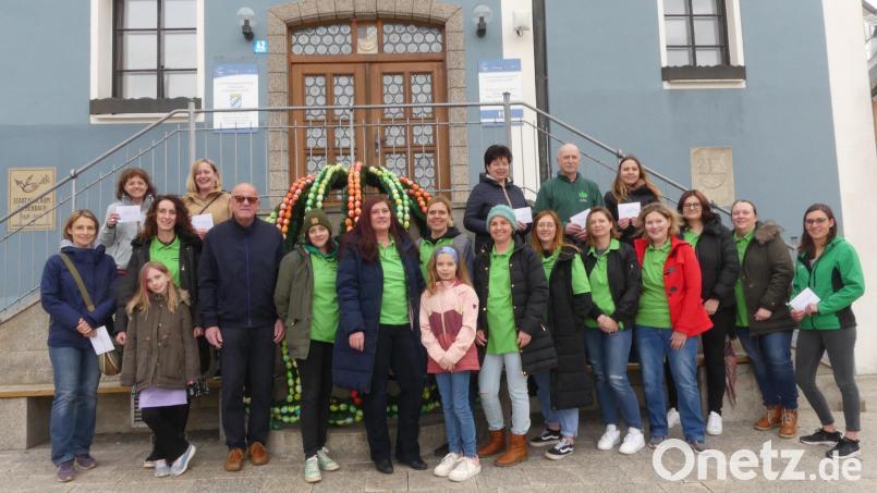 Frohe Gesichter gibt es, als Carolina Ulm (Mitte) „schwere“ Briefumschläge verteilte. Bild: rn
