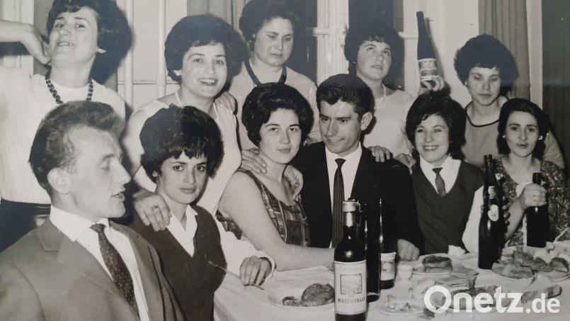 Trotz der Arbeit in der Porzellanfabrik kam die Freizeit nicht zu kurz. Die jungen, hübschen Mädchen aus Spanien feierten auch mal gerne. Was den Burschen aus Windischeschenbach gut gefiel. Bild: Nonnenmacher/exb