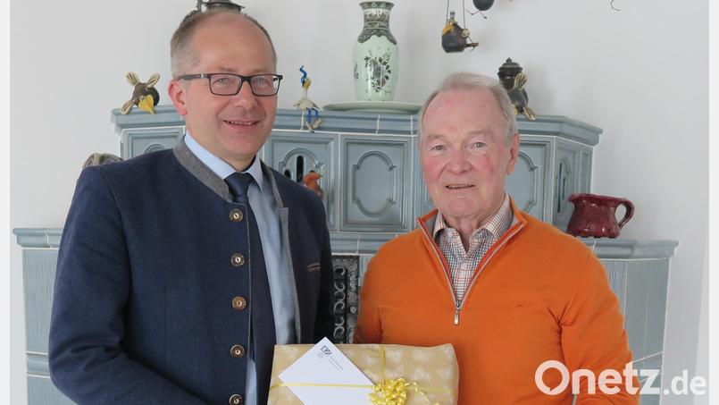 Erster Bürgermeister Roman Schäffler (links) ließ es sich nicht nehmen, Klaus Hufnagel persönlich und im Namen aller Bürgerinnen und Bürger der Stadt Kemnath zu seinem 80. Geburtstag zu gratulieren. Bild: jzk