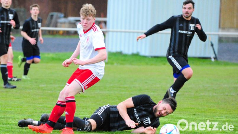 Am Mittwoch gewann der TSV Konnersreuth (am Boden Maximilian Siller) das Nachholspiel gegen die SpVgg Wiesau (links Clemens Mehler) mit 2:1. Weiter geht&#039;s für den TSV mit dem Derby in Kondrau, die Wiesauer empfangen die SpVgg Weißenstadt. Archivbild: Thomas Schrems