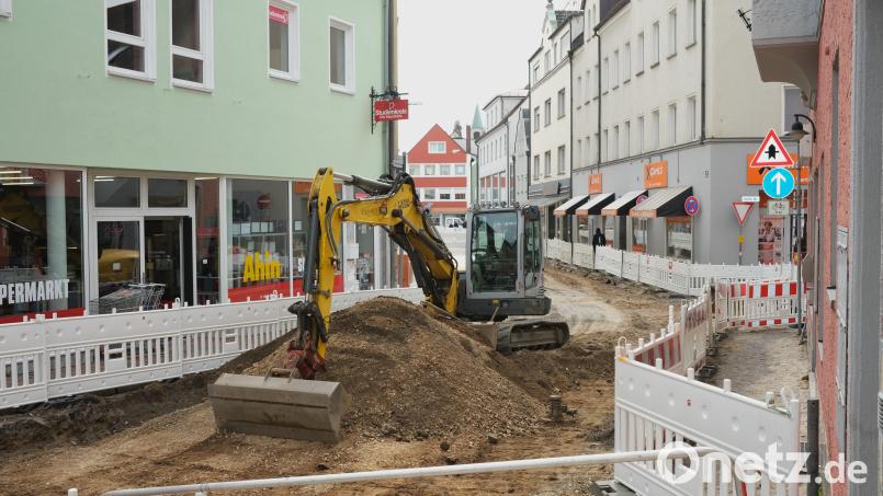 Der nördliche Teil der Bahnhofstraße in Schwandorf wird derzeit saniert und erhält als Belag ein Granitpflaster. Bild: Hirsch
