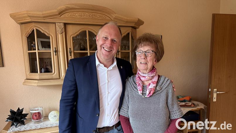 Bei bester geistiger und körperlicher Gesundheit feierte Elvira Schorner in Kemnath am Buchberg ihren 90. Geburtstag, zu dem ihr auch Bürgermeister Marcus Eichenmüller gratulierte. Bild: ads