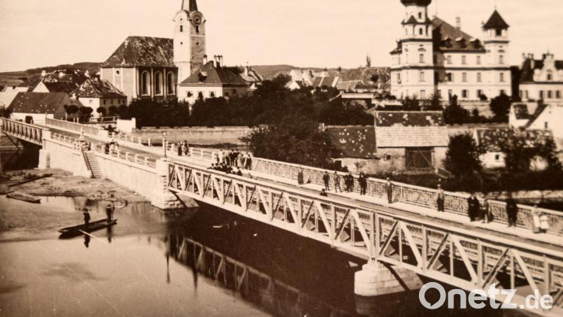 Das Brückenbauwerk in Schwarzenfeld mit kunstvollem Schmiedeeisengeländer, das von 1899 bis 1901 erstellt wurde, ermöglichte bis zum Jahr 1952 die Überfahrt über die Naab. Bild: Archiv Bäumler