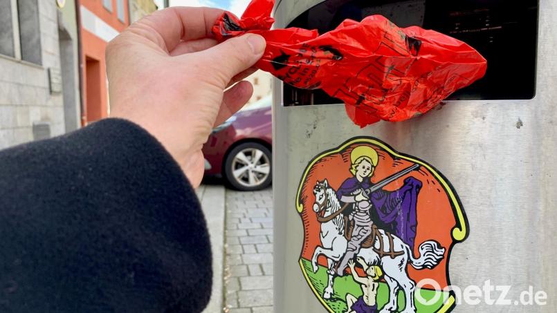 Enger Einwurfschlitz, großes Volumen. Diese Müllhaie sorgen am Neustädter Stadtplatz für eine weitgehend vom Abfall befreite Gute Stube der Stadt. Und dennoch gibt es immer wieder Verdruss über den Umgang unvernünftiger Mitbürger mit den Hinterlassenschaften ihres Hundes. Bild: Gabi Schönberger