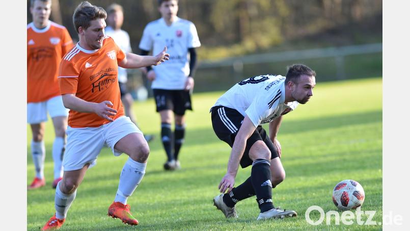 Mit einem 2:0-Sieg im Gepäck kehrte der SC Luhe-Wildenau vom Nachholspiel beim TSV Detag Wernberg zurück. Am Sonntag müssen Tobias Guber (rechts) und Co. erneut in Wernberg antreten, diesmal beim FC. Bild: A. Schwarzmeier