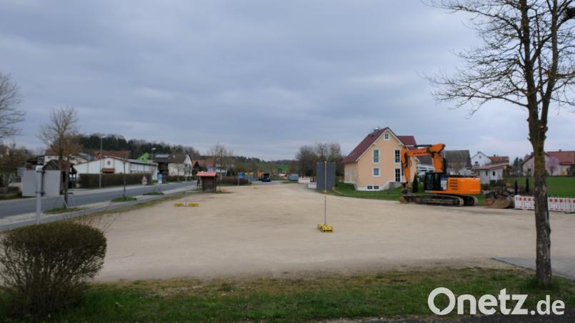 Im Rahmen des Kanalleitungsbaues ist in der Eschenbacher Straße in Kürze mit Behinderungen und mit Verkehrsumleitungen zu rechnen. Die Freifläche gegenüber dem SC-Sportgelände steht Parkern wegen der Lagerung von Baumaterialien nicht mehr zur Verfügung. Bild: do