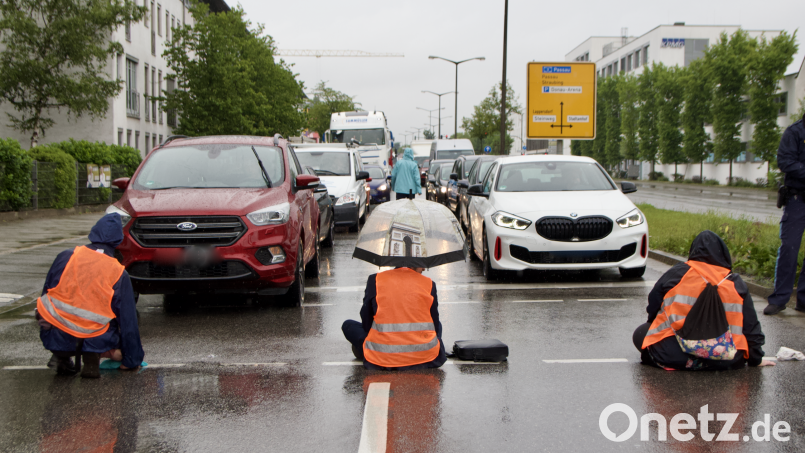 Zwei Stunden lang haben Aktivisten im Juni 2022 eine Kreuzung in Regensburg blockiert. Nun stehen sie vor Gericht. Archivbild: Michael Bothner