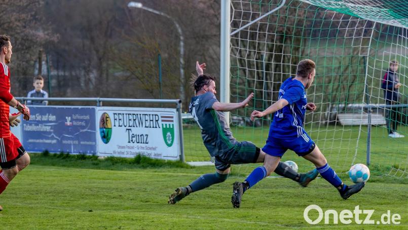 Das war das 2:0 für die SG Pertolzhofen/Niedermurach: Fabian Hutzler (rechts) schob den Ball ein. Am Ende gelang dem FC OVI-Teunz zumindest noch ein 2:2-Unentschieden. Bild: Guenter Uschold