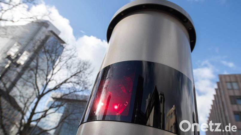 Ein Blitzer steht am Straßenrand. Bild: Boris Roessler/dpa/Symbolbild