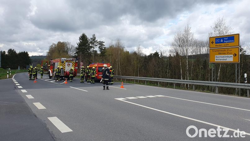 Die Feuerwehr leitete den Verkehr am Sonntag gegen 14 Uhr um. Bild: Lowak