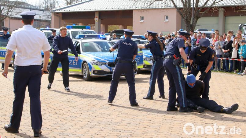 Beim Einsatztraining wird hier die Festnahme von Bankräubern nachgestellt. Bild: mfh