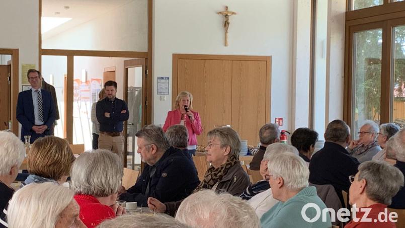 Notar Dr. Anton Wiedemann (links) informierte die Senioren unter anderem zum Thema Vorsorgevollmacht. Bürgermeister Peter Neumeier (Mitte) und Seniorenbeauftragte Gabriele Beck (rechts) freuten sich über das große Interesse an dem Vortrag. Bild: Silvia Beck/exb