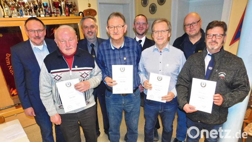 Sie gehören zu den treuesten und engagiertesten Mitgliedern der Kameradschaft: Roland Betzl, Michael Hartmann, Bernhard Stahl, Heribert Ziegler und Franz Kohl (vorne von rechts). Es gratulierten Zweiter Bürgermeister Rudi Heier, Kreisvorsitzender Thomas Semba und Stellvertretender Vorsitzender Andreas Hummer (hinten von links). Bild: whü