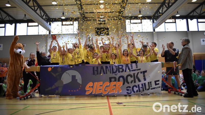 Die Siegermannschaft aus Eslarn wurde von allen Teilnehmern bejubelt, als ein Regen aus Goldkonfettis auf die erfolgreichen Handballer niederging. Bild: Jakob Hilmer/exb.