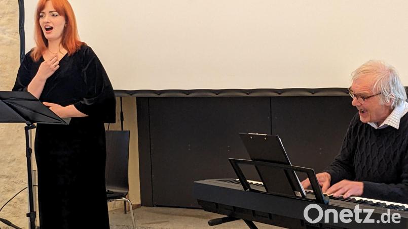 Sängerin Kristina Kubová (links) an der Prager Staatsoper wird vom Komponisten Daniel Dobiáš am E-Piano begleitet. Bild: eib