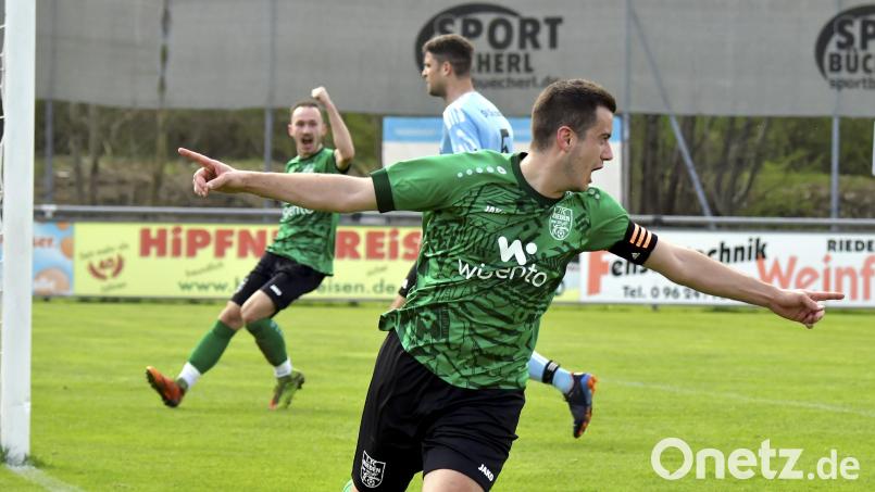 Patrick Hosch (vorne) in Jubelpose: Der Kapitän des FC Rieden machte kurz vor der Halbzeit das 1:0 für seine Mannschaft, links hinten freut sich Florian Holfelder, Torschütze zum 2:0, mit seinem Mannschaftskollegen. Bild: Hubert Ziegler