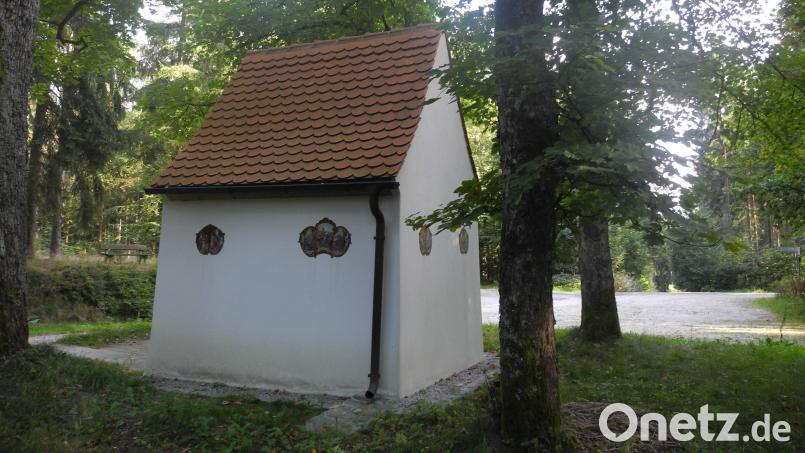 Ohne Dachrinne und Fallrohr steht die Waldkapelle "Alter Herrgott" seit einem dreisten Diebstahl da. Archivbild: as