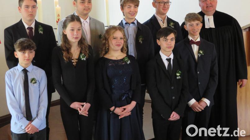 Mit Pfarrer Ulrich Gruber feieren die Kinder der evangelischen Gemeinde in Altenstadt die Konfirmation. Bild: adj