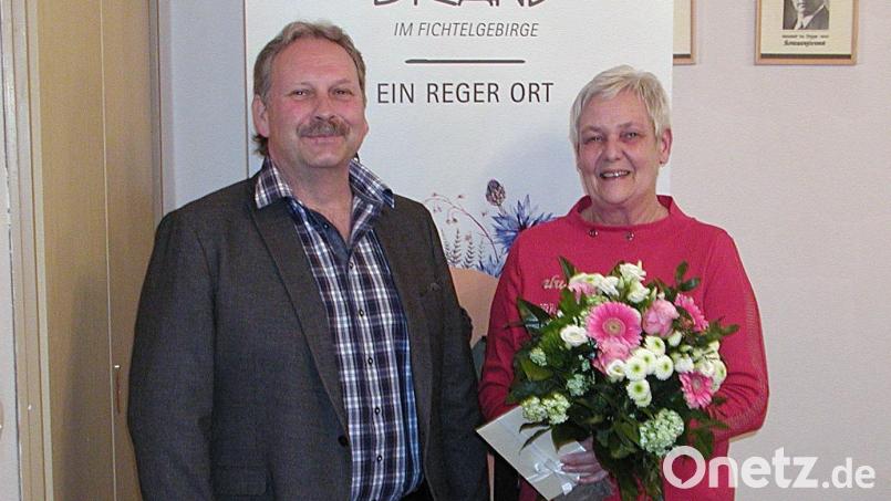 Herzlich dankte Bürgermeister Bernhard Schindler Jutta Graf für mehr als drei Jahrzehnte Dienst in der Gemeinde. Bild: ld