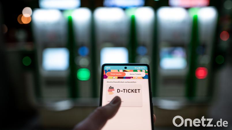 Das Deutschlandticket ist ein rein digitales Angebot. Wer es in DB-Reisezentren kaufen will, braucht dafür ein Smartphone. Bild: Fabian Strauch/dpa