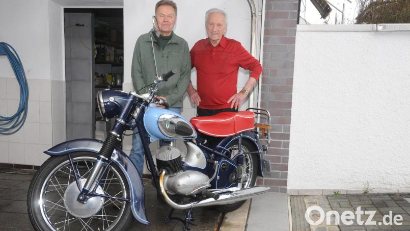 Georg Lehner (rechts) hat die Technik der alten DKW minutiös überholt, jetzt kann sie ihre 14 PS wieder voll ausspielen.- zur Freude des neuen Besitzers. Bild: ige