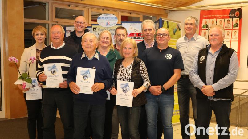 Die anwesenden Geehrten beim Skiclub mit Vorsitzendem Rudi Pösl (rechts) und Xaver Steinbacher, der für 70 Jahre Mitgliedschaft geehrt wurde (4. von links). Bild: Bäumler/exb