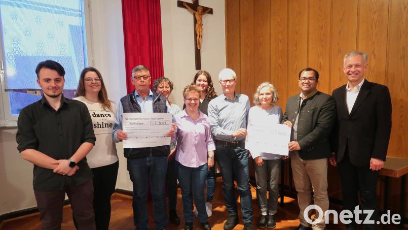 Der Vorstand der Kolpingsfamilie Vilseck ist wieder komplett. Auch freute sich Präses Pater Robin Xavier über großherzige Spenden. (Von links): Daniel Rühr, Carina Körner, Erich Gebhardt, Hildegard Seegerer-Thiel, Vorsitzende Sieglinde Winkelmaier, Bettina Götz, Kassier Gerhard Kederer, Schriftführerin Rita Kederer, Präses Pater Robin und 2. Bürgermeister Thorsten Grädler. Bild: rha