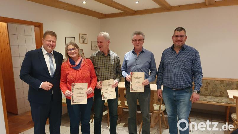 Ehrungen standen bei der Siedlergemeinschaft Mitterteich an. Im Bild (von rechts) Vorsitzender Matthias Kraft, Peter Röder, Detlef Meyer, Sieglinde Lang und Bürgermeister Stefan Grillmeier. Bild: Siedlergemeinschaft Mitterteich/exb