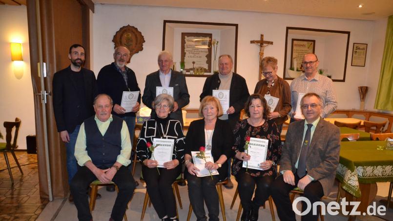 In der Jahreshauptversammlung ehrt OWV-Vorsitzender Josef Enslein (vorne, rechts) treue Mitglieder für 15, 40, 50 und 65 Jahre. Mit der Verdienstnadel in Silber werden Christa Franz, Rita Stefinger und Monika Rappl ausgezeichnet. Dazu gratuliert Bürgermeister Armin Bulenda (links stehend). Bild: gi
