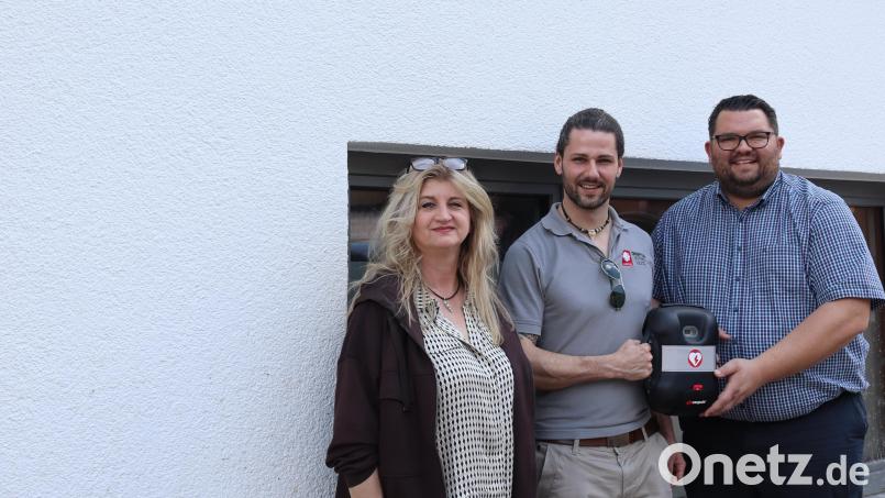 Riedens Tagespflege-Chef Johannes Sellmeyer (Mitte) darf sich über die Spenden der Firma Hollweck Plan-und-Bau-GmbH und der Raiffeisenbank Unteres Vilstal zur Defibrillator-Anschaffung freuen. Bei der Übergabe waren Claudia Hollweck und Raiba-Geschäftstellenleiter Stefan Meinhold (rechts) dabei. Bild: mrr