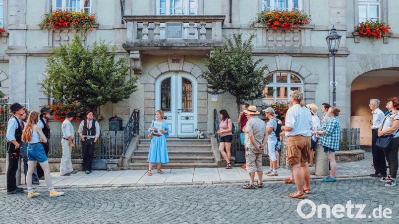Friederike Schwägerl (Mitte) ist eine von insgesamt neun neuen Gästeführer der Stadt Bärnau. Bei der allerersten Führung durch die Altstadt waren einige Stadträte, Wandergesellen und Besucher aus dem Landkreis dabei. Archivbild: sfo