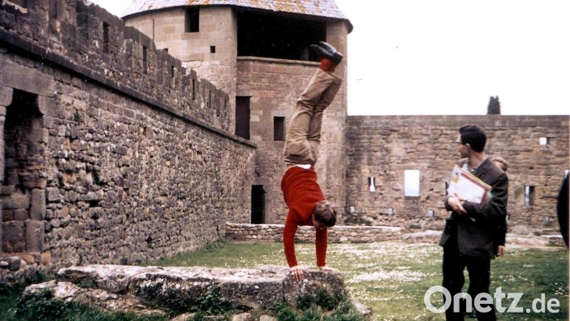 1968 gab es beim Besuch auch eine Führung durch die Cité, eine mittelalterliche Befestigungsanlage. Bernard Marteleur, der lange Sekretär des Carcassonner Chores war, beobachtet hier Gerhard &quot;Dodo&quot; Heimbucher bei einem Handstand. Bild: Archiv Heimbucher