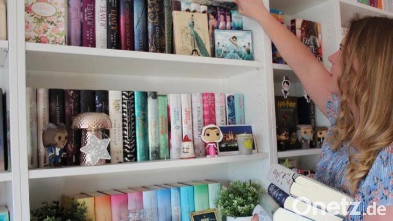 Bookfluencerin Lisa Freiberger vor ihrem Bücherregal in Pfreimd. Bild: Lisa Freiberger