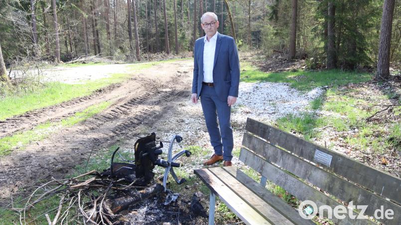Bürgermeister Erwin Geitner macht sich ein Bild vom &quot;Müll-Tatort&quot;. Südlich von Rieden auf dem Schweinberg direkt am Waldrand kam es zu diesem Vorfall, bei dem auch eine Ruhebank angekokelt wurde. Bild: mrr