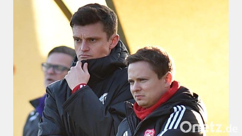 Noch scheinen die beiden SC-Trainer Benjamin Urban (links) und Klaus Moucha skeptisch. Aber nach dem Sieg beim FC Wernberg und den Patzern der Verfolger könnte der SC Luhe-Wildenau bereits nächstes Wochenende die Bezirksliga-Meisterschaft einfahren. Bild: A. Schwarzmeier