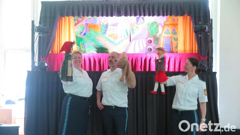 Bernadette Brünnig, Thomas Nörl und Michaela Argauer (von links) begeisterten die Vorschulkinder und die Erstklässler mit der Polizeipuppenbühne. Bild: jzk