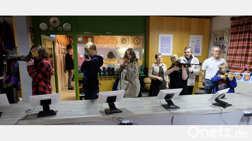 Beim Schnuppertag probierten viele Besucher selbst ihr Glück mit dem Luftgewehr. Bild: le