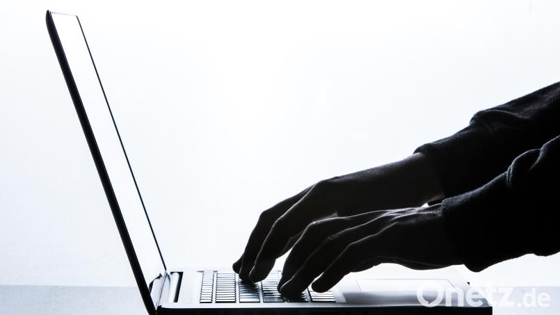 Eine Betrügerbande hat 30 Mal versucht, Pakete auf fremden Namen online zu bestellen und abzufangen. Jetzt muss sich der Abholer der Bande vor dem Landgericht Weiden verantworten. Symbolbild: Silas Stein/dpa
