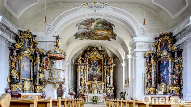 Die Zahl der Pfarrer und damit auch die Zahl der Gottesdienste wird im Dekanat Tirschenreuth zurückgehen. Viele Kirchen werden deshalb zu den bisher gewohnten Gottesdienstzeiten leer bleiben. Das Bild zeigt einen Blick in die Pfarrkirche von Erbendorf. Archivbild: Jochen Neumann