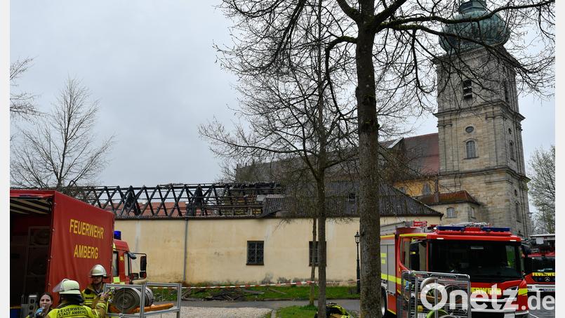 Die Ursache für den Brand in einem Nebengebäude des Klosters auf dem Amberger Mariahilfberg ist auch am Tag danach noch unklar. Bild: Petra Hartl
