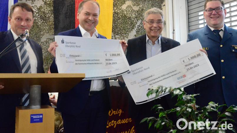 2000 Euro von zwei Spendern erhält das THW Weiden und zahlt davon die weitere Ausrüstung seiner neuen Fahrzeuge. Bild: Kunz
