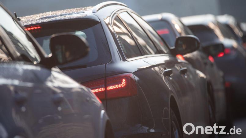 Vor dem Dreieck Saalhaupt ist wegen Fahrbahneinschränkungen mit erheblichem Rückstau zu rechnen. Symbolbild: Sebastian Gollnow/dpa